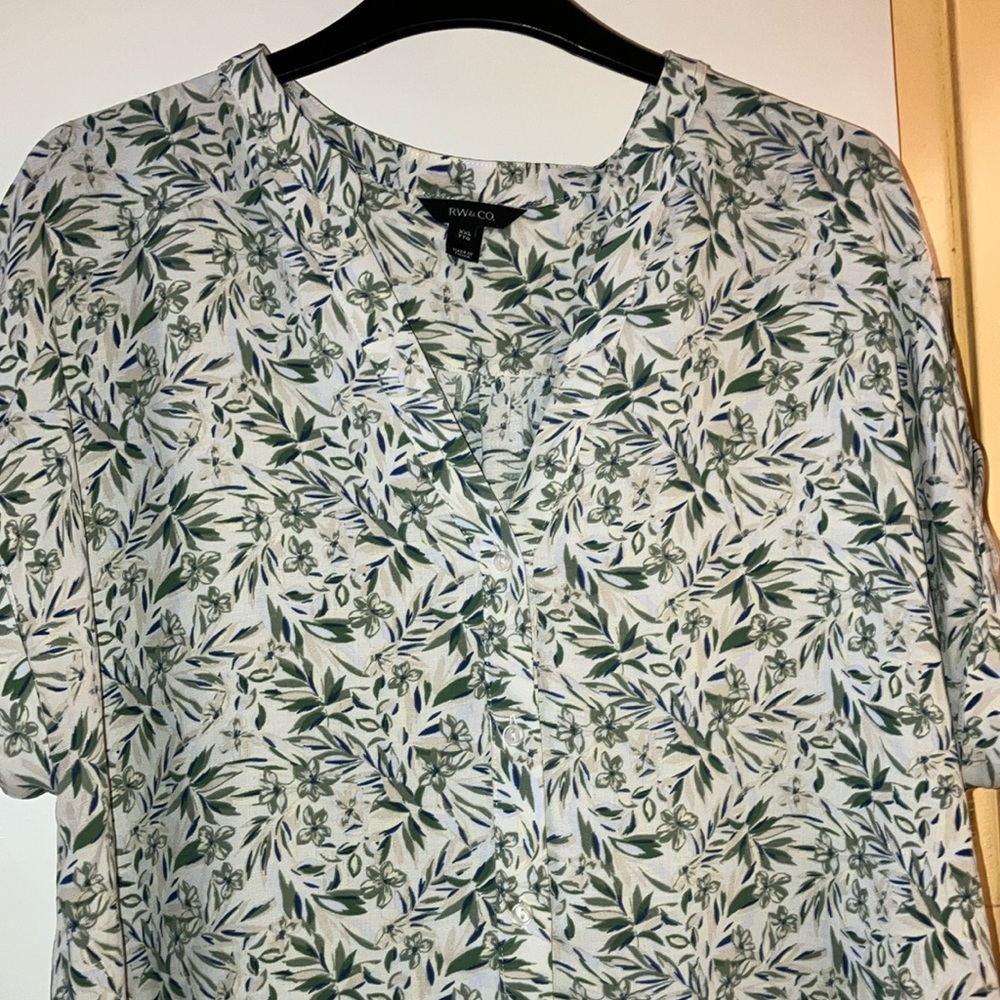 RW&CO. Green Leaf Print Blouse
